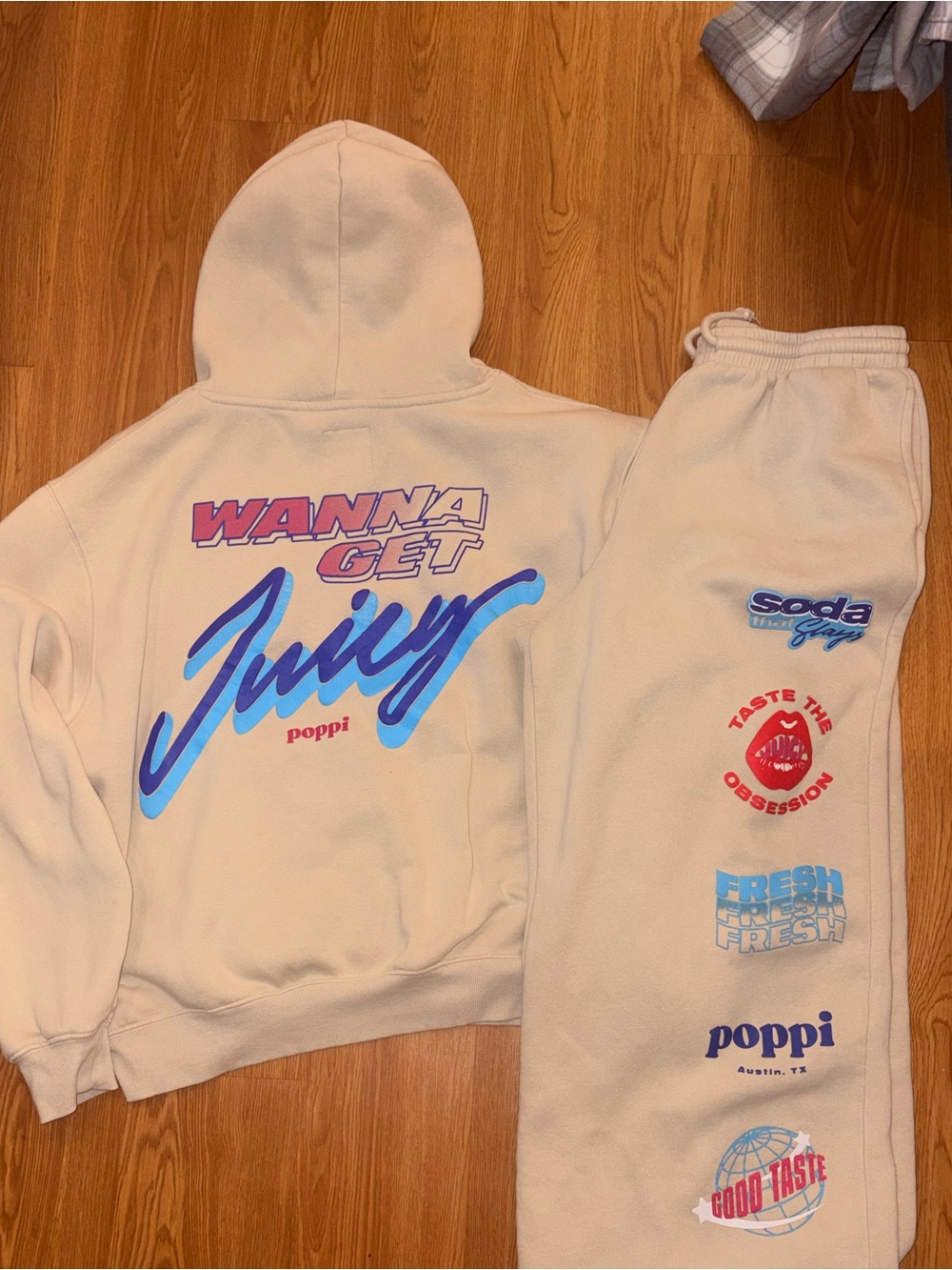 Poppi Stay Juicy
Oversized Hoodie & Wide Leg Pants Beige L/XL